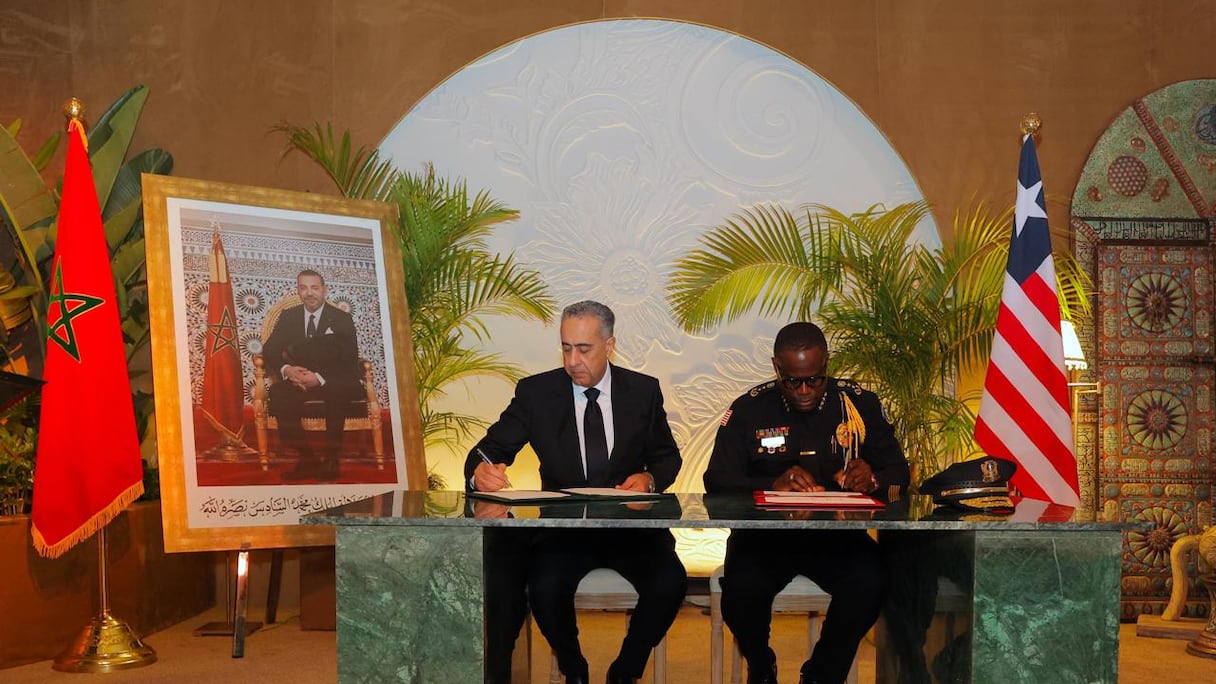 Lors de la signature du mémorandum d’entente entre Abdellatif Hammouchi, patron du pôle DGSN-DGST et le directeur général de la Police nationale de la République du Liberia, Gregory Coleman.