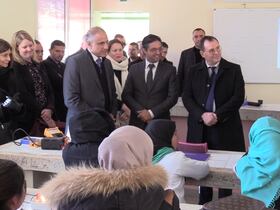 سفير الولايات المتحدة الأمريكية بالمغرب يزور إعدادية "ضاية عوا" بإقليم إفران