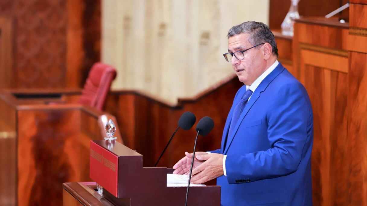 Le chef du gouvernement, Aziz Akhannouch, au cours d'une séance plénière commune aux deux Chambres du Parlement, consacrée à la présentation du programme de l'action gouvernementale, le 11 octobre 2021, à Rabat.