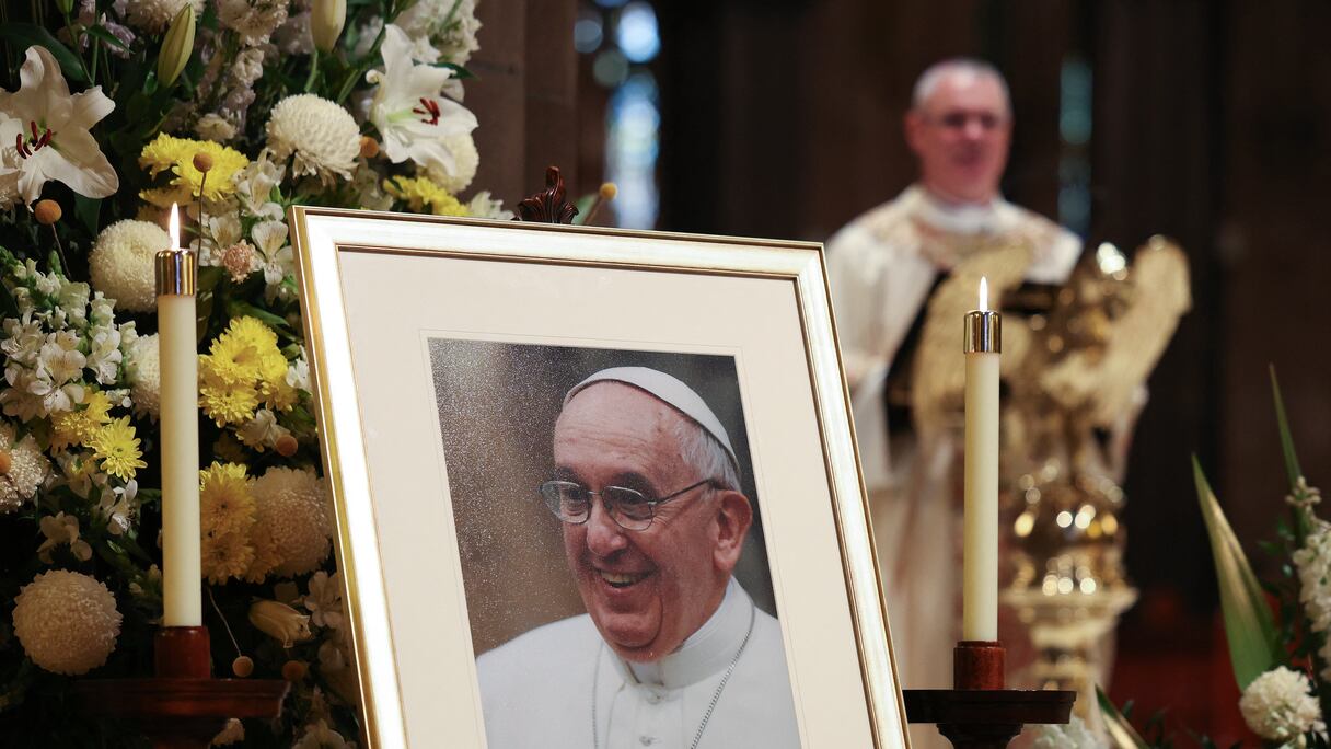 Une photo du défunt pape François est exposée lors de la messe à la cathédrale Saint-Patrick de Melbourne, le 22 avril 2025