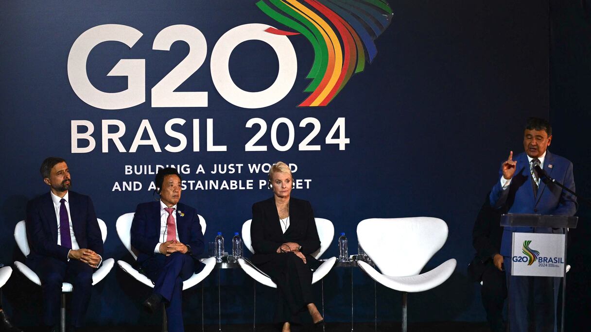 Le ministre brésilien Wellington Dias (à droite), prononce un discours lors de la présentation du rapport de la FAO sur l'état de la sécurité alimentaire et de la nutrition dans le monde (SOFI) à Rio de Janeiro, au Brésil, le 24 juillet 2024