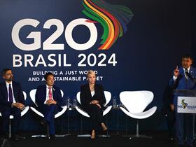 Le ministre brésilien Wellington Dias (à droite), prononce un discours lors de la présentation du rapport de la FAO sur l'état de la sécurité alimentaire et de la nutrition dans le monde (SOFI) à Rio de Janeiro, au Brésil, le 24 juillet 2024