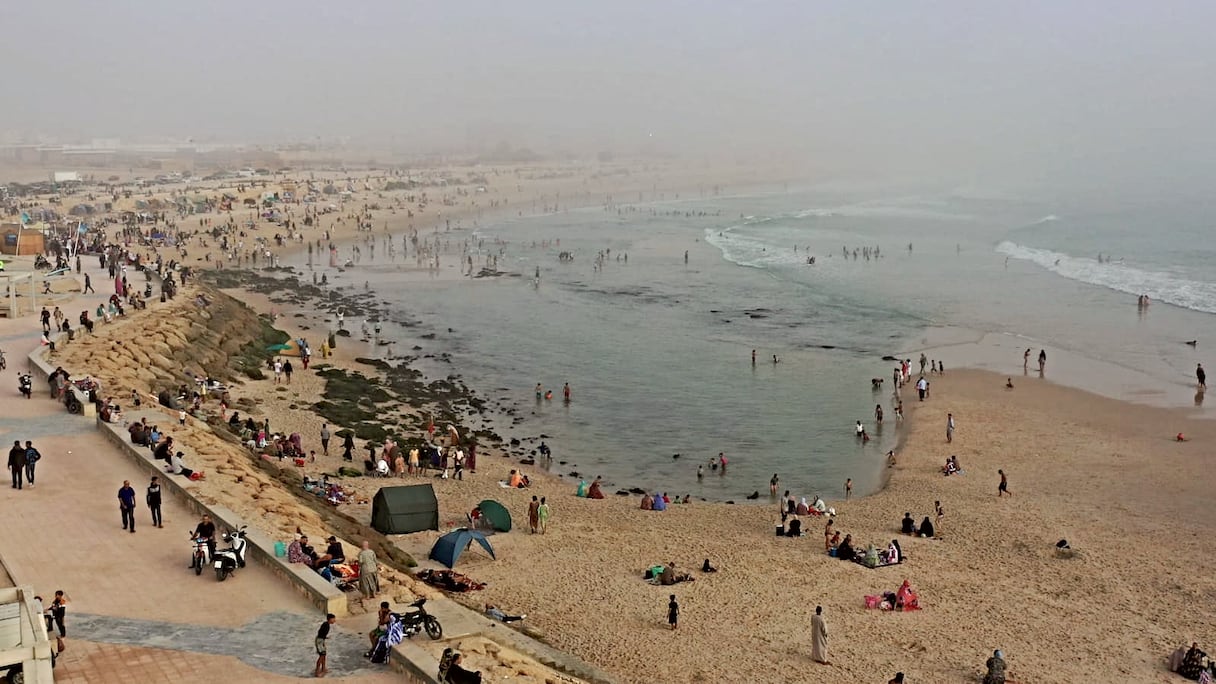 نهار في البحر: شاطئ فم لبير بضواحي الداخلة.. الوجهة المفضلة لدى ممارسي رياضة ركوب الأمواج