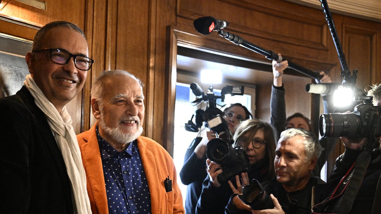Lauréat du prix Goncourt, l’écrivain franco-algérien Kamel Daoud (à gauche) pose avec l'écrivain marocain Tahar Ben Jelloun après avoir reçu son prix pour son roman Houris au restaurant Drouant, à Paris, le 4 novembre 2024.