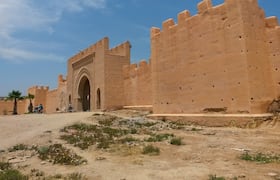 Météo. Ville traditionnelle berbère de la vallée de Sous au sud du Maroc, Taroudant est un endroit fascinant à visiter. La ville a prospéré au XVIe siècle, devenant un centre de commerce et de culture.