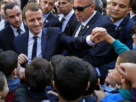 Le président français Emmanuel Macron salue des enfants algériens lors d'une précédente visite officielle, à Alger, le 6 décembre 2017.