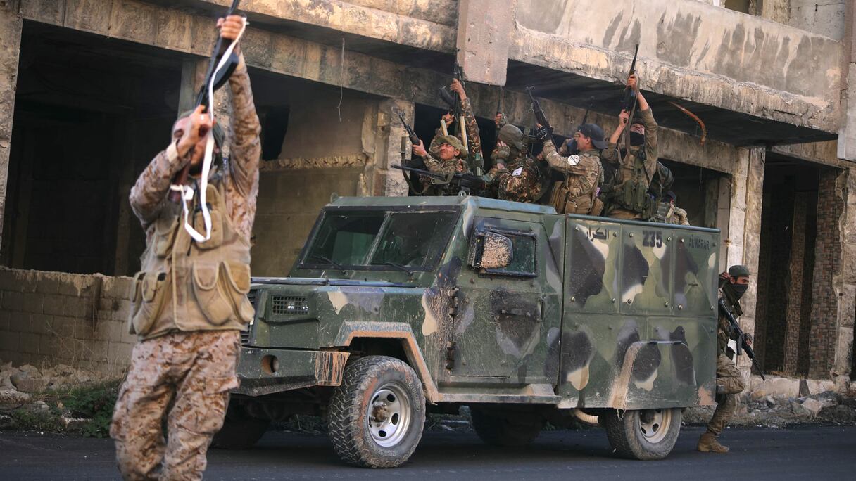 Des combattants antigouvernementaux font la fête dans une rue de Maaret al-Numan, dans la province d'Idlib, au nord-ouest de la Syrie, le 30 novembre 2024