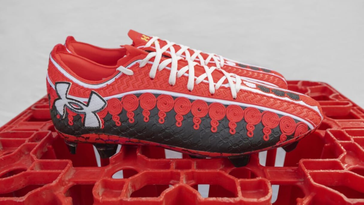 La nouvelle paire de crampons Under Armour d'Achraf Hakimi, signés par l'artiste Hassan Hajjaj et conçus à l'occasion de la CAN.