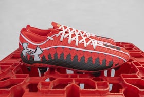 La nouvelle paire de crampons Under Armour d'Achraf Hakimi, signés par l'artiste Hassan Hajjaj et conçus à l'occasion de la CAN.
