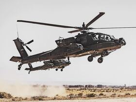 Deux hélicoptères Apache de l'armée américaine participent à l'exercice militaire African Lion, au Maroc, en juin 2022.
