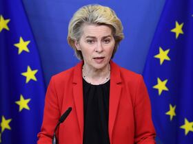 La présidente de la Commission européenne, Ursula von der Leyen, fait une déclaration sur l'Ukraine au siège de l'UE le 24 janvier 2022 à Bruxelles.
