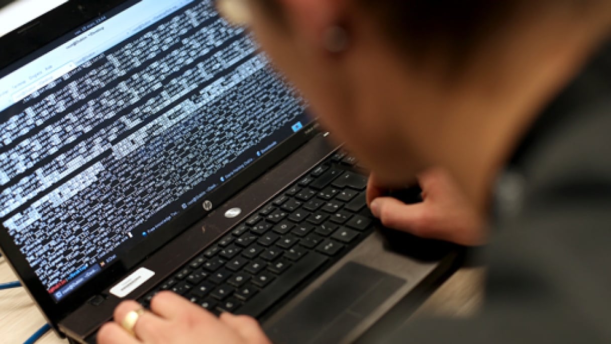 Un pirate informatique.