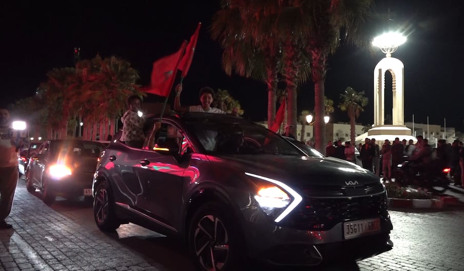 Les supporters marocains des Lions de l'Atlas célèbrent à Laâyoune leur qualification face à Haïti. (H.Yara/Le360)