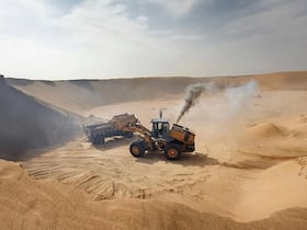 Des engins extraient du sable dans une carrière.