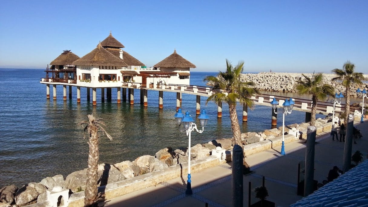 Restaurants sur pilotis près du port de plaisance de M'Diq, dans le nord du Maroc. Le port de plaisance a été agrandi, afin d'améliorer les services offerts aux bateaux touristiques étrangers et nationaux.