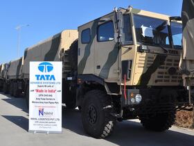 Les camions LPTA 2445 6×6, commandés par les Forces armées royales, au port de Pipavav à Gujarat, en Inde.