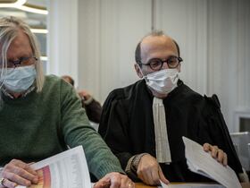 Didier Raoult et son avocat Fabrice Di Vizio, à une audience devant la chambre disciplinaire de l'ordre des médecins de Bordeaux, le 5 novembre 2021. Le professeur de médecine français est accusé d'avoir promu un antipaludique, l'hydroxychloroquine, comme traitement contre le Covid-19.