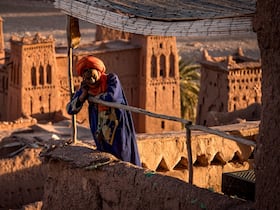 Un homme se tient au sommet de la Kasbah d'Aït Ben Haddou, où des scènes de la série télévisée à succès HBO «Game of Thrones» ont été filmées, à environ 32 kilomètres au nord-ouest de Ouarzazate, le 27 janvier 2020.