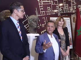 L’ambassadeur de Serbie au Maroc, Ivan Bauer, et le président de la Fondation nationale des Musées, Mehdi Qotbi, le 4 octobre 2022, à l'inauguration d'une exposition d'objets et de bustes d'empereurs de la Rome antique, au Musée de l’Histoire et des Civilisations de Rabat.