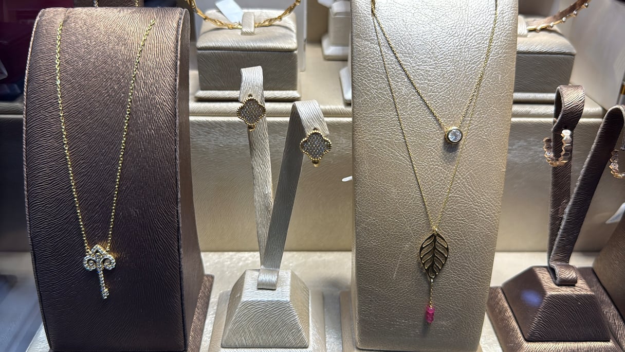 حلي ومجوهرات ذهبية