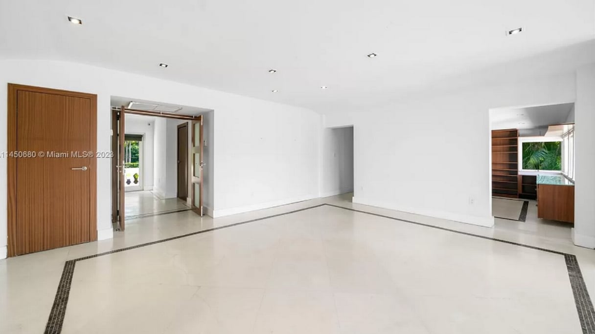 La suite parentale de la résidence, qui comprend un dressing et une salle de bain.