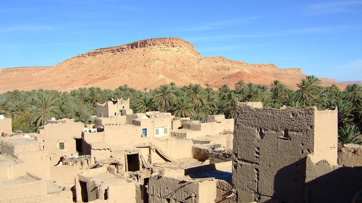 Goulmima (à l'Est du Haut Atlas, région de Drâa-Tafilalet). Cette oasis agricole (plus de 100.000 palmiers, cultures vivrières, luzerne), arrosée par l'oued Ghéris, a été décrite en 1884 par les explorateurs Charles de Foucauld et Mardochée Aby Serour.