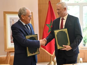 Le ministre de la Défense israélien, Benny Gantz, et le ministre chargé de l’administration de la Défense nationale, Abdellatif Loudiyi, échangent une poignée de main à l'issue de la signature de l'accord de défense entre le Maroc et Israël, le 24 novembre 2021.