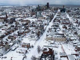 La neige recouvre la ville à Buffalo, New York, le 25 décembre 2022.