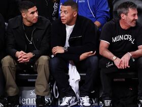 Achraf Hakimi et Kylian Mbapp lors du match de NBA entre les San Antonio Spurs et Brooklyn Nets au Barclays Center, le 2 janvier 2022.