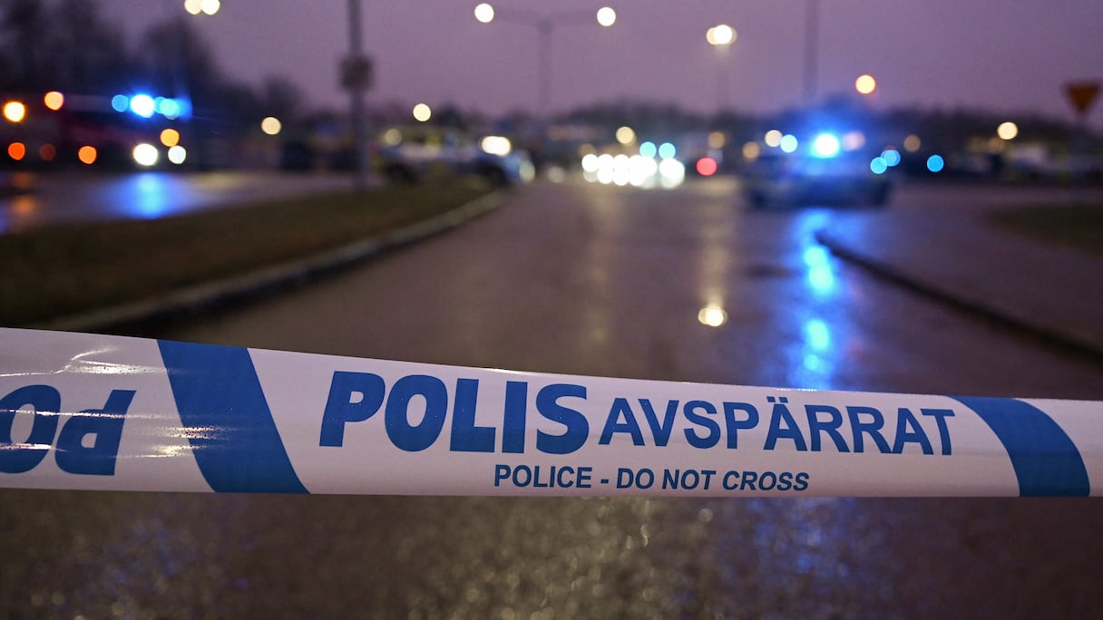 Un cordon de police bloque la route menant à l'école Risbergska à Orebro, en Suède, le 4 février 2025, à la suite d'informations faisant état d'un crime violent grave