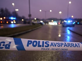 Un cordon de police bloque la route menant à l'école Risbergska à Orebro, en Suède, le 4 février 2025, à la suite d'informations faisant état d'un crime violent grave