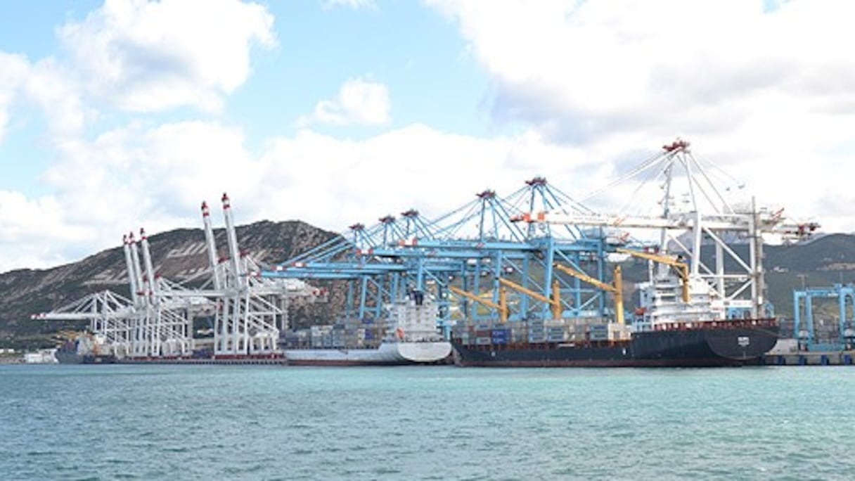 Port de Laâyoune. Premier port de pêche du Royaume, il totalise 43% des débarquements de la pêche côtière et son activité polyvalente annuelle est de près de 5 millions de tonnes (hydrocarbures, phosphates, sable). Construit voici 40 ans, sa dernière extension date de 2003.