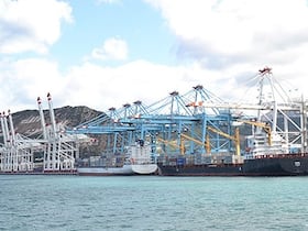 Port de Laâyoune. Premier port de pêche du Royaume, il totalise 43% des débarquements de la pêche côtière et son activité polyvalente annuelle est de près de 5 millions de tonnes (hydrocarbures, phosphates, sable). Construit voici 40 ans, sa dernière extension date de 2003.
