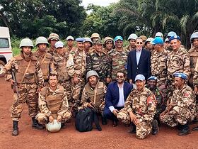 L’Ambassadeur du Maroc à l'ONU, Omar Hilale avec des Casques bleus marocains en République centrafricaine.