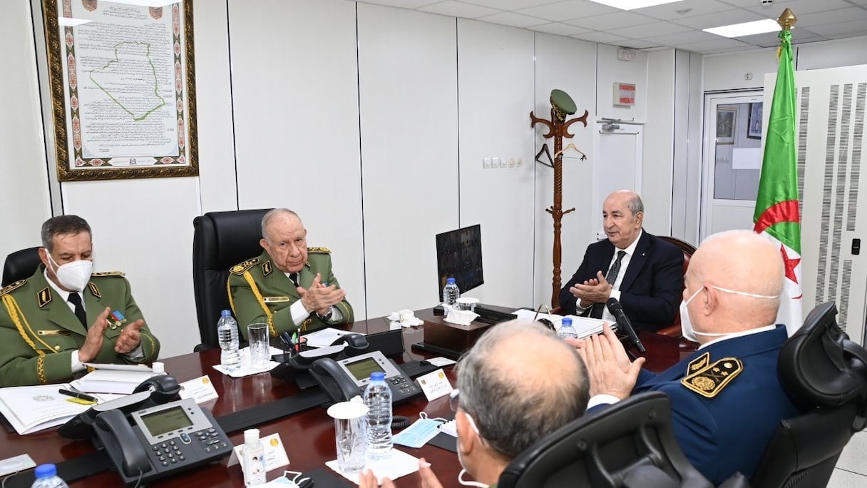 Le président algérien, Abdelmadjid Tebboune, en conclave avec des généraux de l'armée.