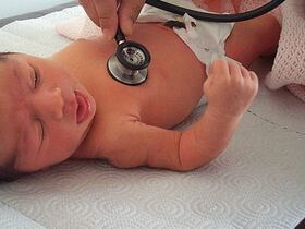 Examen pédiatrique d'un nouveau-né.