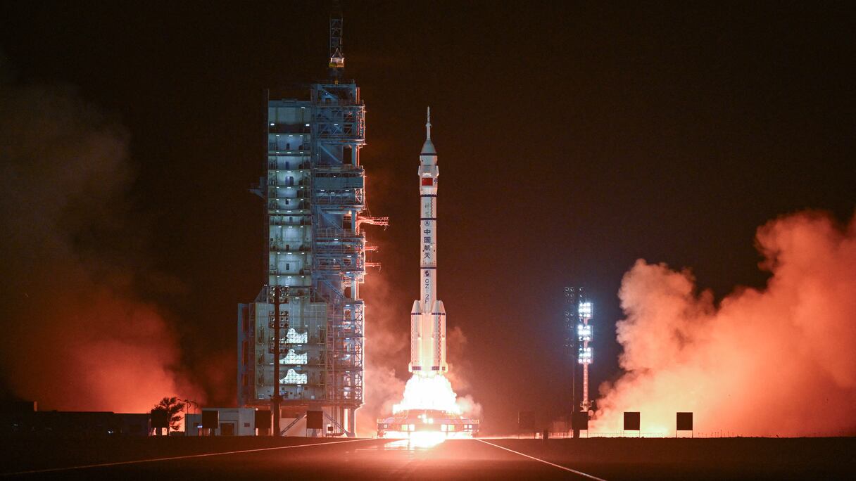 Une fusée porteuse Longue Marche-2F, transportant le vaisseau spatial Shenzhou-18 et un équipage de trois astronautes, décolle du centre de lancement de satellites de Jiuquan, dans le désert de Gobi, au nord-ouest de la Chine, le 25 avril 2024