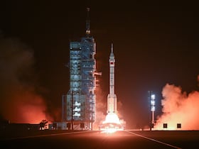 Une fusée porteuse Longue Marche-2F, transportant le vaisseau spatial Shenzhou-18 et un équipage de trois astronautes, décolle du centre de lancement de satellites de Jiuquan, dans le désert de Gobi, au nord-ouest de la Chine, le 25 avril 2024