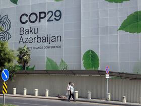 L'image de marque de la conférence sur le climat COP29 couvre la façade d'un bâtiment en cours de rénovation dans la capitale azerbaïdjanaise de Bakou, le 11 septembre 2024