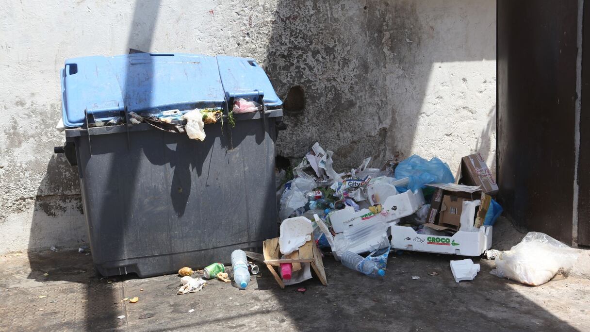 انتشار الأزبال يهدد صحة البيضاويين