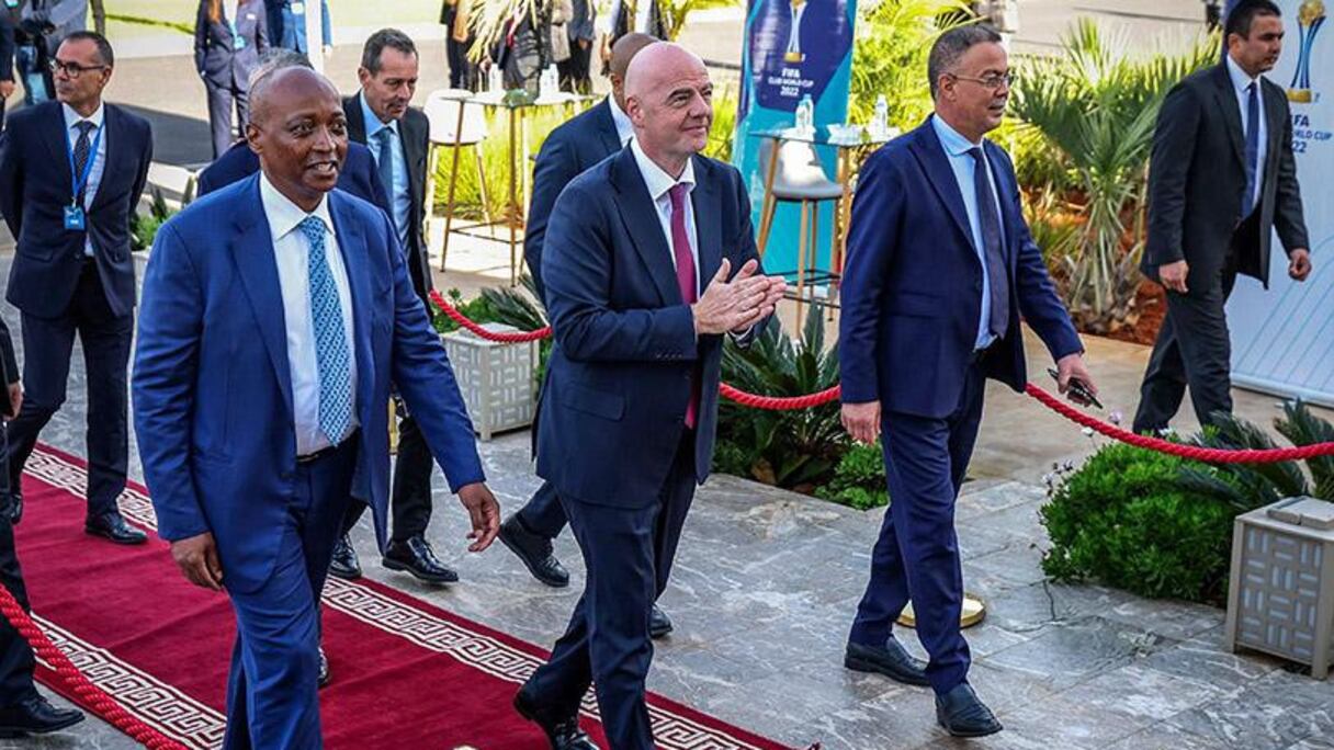Fouzi Lekjaa, président de la Fédération royale marocaine de football (FRMF), Gianni Infantino, président de la FIFA, et Patrice Motsepe, président de la CAF.