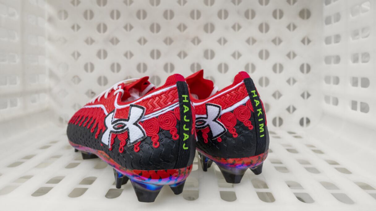 La nouvelle paire de crampons Under Armour d'Achraf Hakimi, signés par l'artiste Hassan Hajjaj et conçus à l'occasion de la CAN.