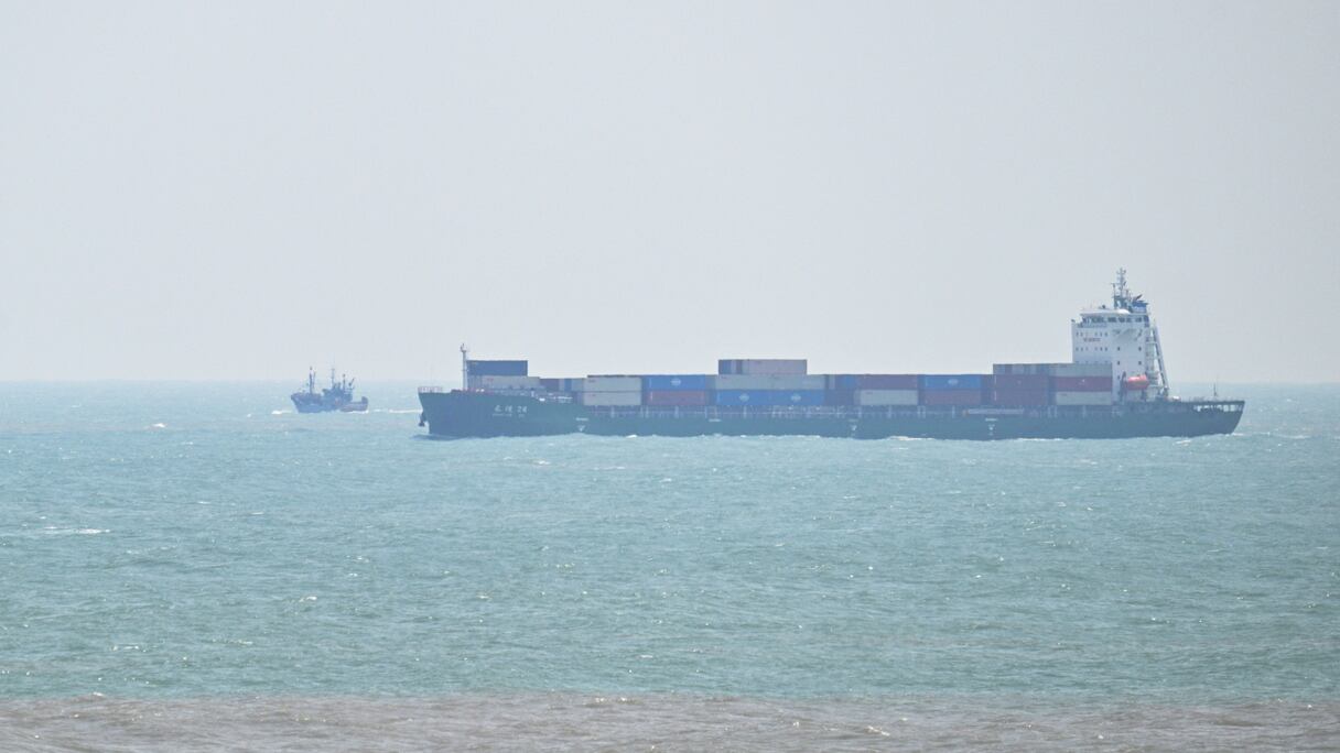 Un cargo passe devant l'île de Pingtan, le point le plus proche entre la Chine et l'île principale de Taïwan, dans la province du Fujian, le 2 avril 2025