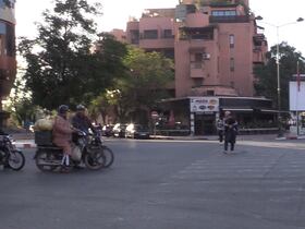 A Marrakech, la signalisation routière au sol est défaillante. Ici, le passage piéton est quasiment invisible.