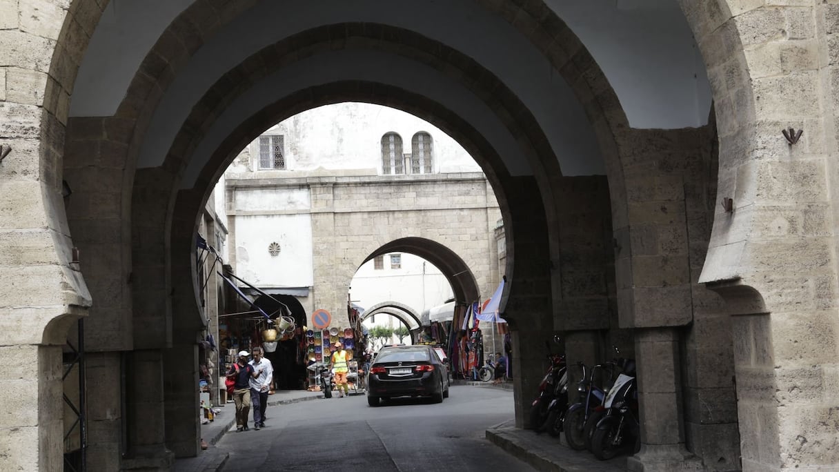 Les Habous ont été créés par l'architecte français Albert Laprade qui s'était promis de doter Casablanca d’une Médina apte à rivaliser avec celles des villes impériales du Royaume. Un projet qui lui prendra dix ans.