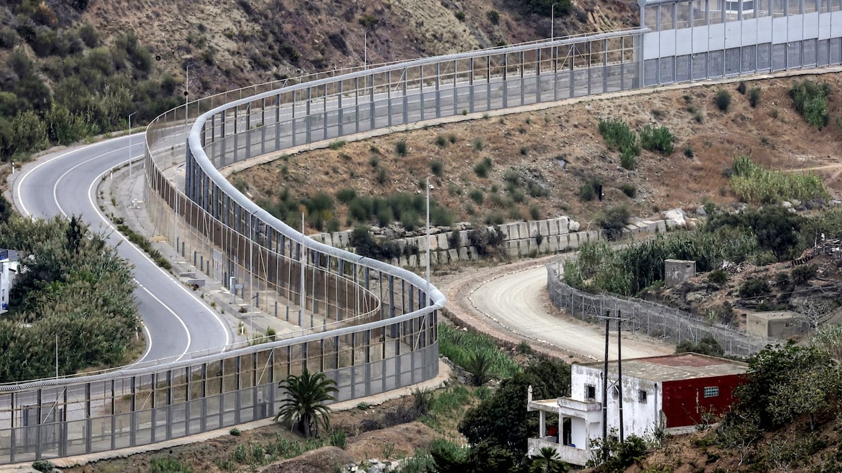 La clôture de séparation entre Sebta et Fnideq.
