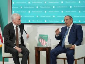 L'ambassadeur du Maroc aux Etats-Unis, Youssef Amrani, et Michael Doran, Senior Fellow et directeur du Centre pour la paix et la sécurité au Moyen Orient.
