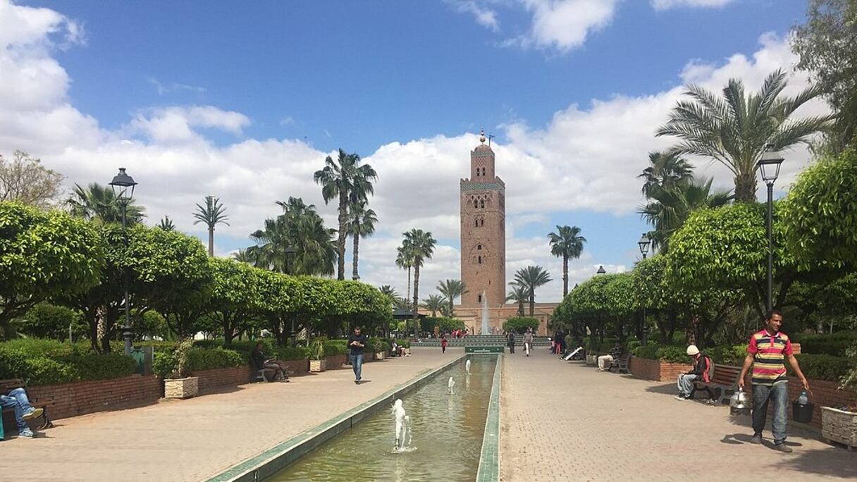 Mosquée Koutoubia, édifice religieux construit au XIIe siècle à Marrakech. Repère urbain et symbole important de la ville, la Koutoubia a été équipée en 2016 de panneaux et de chauffe-eaux solaires, et de lampes à LED éco-énergétiques.