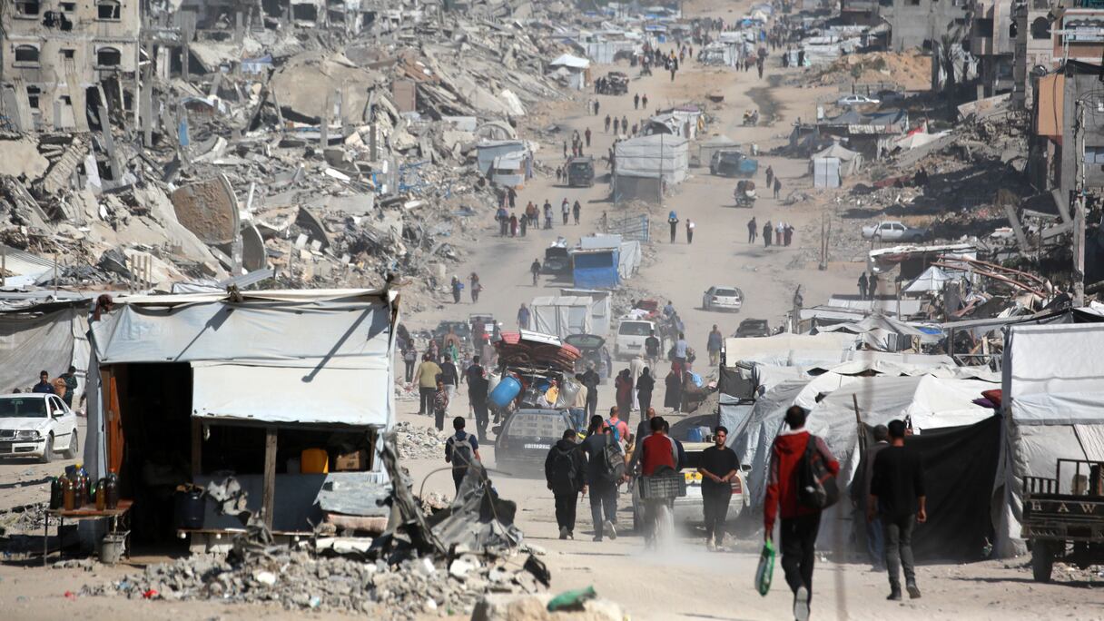 Des Palestiniens transportent leurs biens alors qu'ils fuient la ville de Gaza, le 16 mai 2025