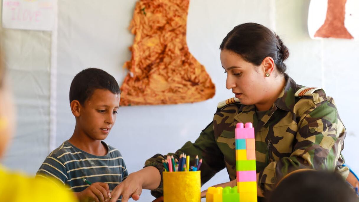 Des assistantes sociales des FAR avec des enfants de la Commune de Tafingoult, à Taroudant.